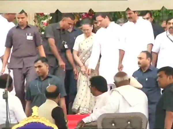 మమతా బెనర్జీ పాదాలు తాకబోయిన తేజస్వి