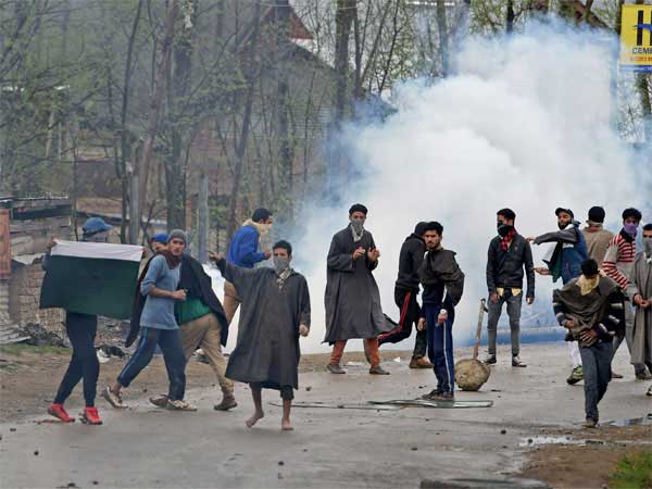 It is heartbreaking, says Mehbooba on Chennai tourists death; Omar calls stone pelters goons It is heartbreaking, says Mehbooba on Chennai tourists death; Omar calls stone pelters goons