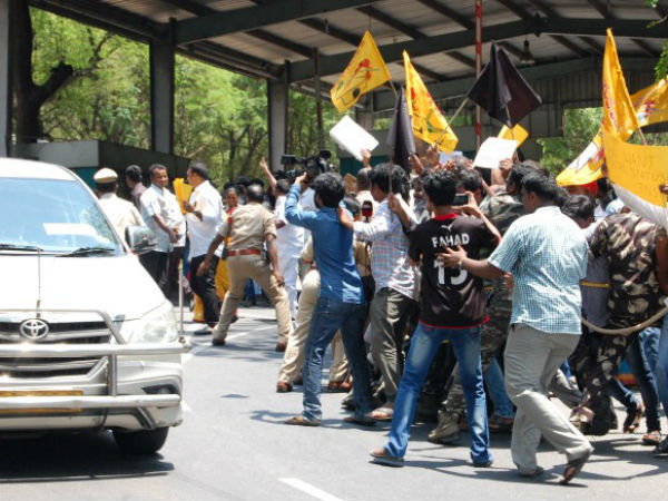 టీటీడీ బోర్డులో పదవి ఇచ్చి, అమిత్ షాపై రాళ్ల దాడి