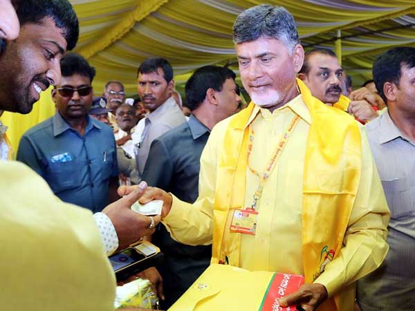 అవినీతిపరులను పక్కన పెట్టుకొని నీతులా?
