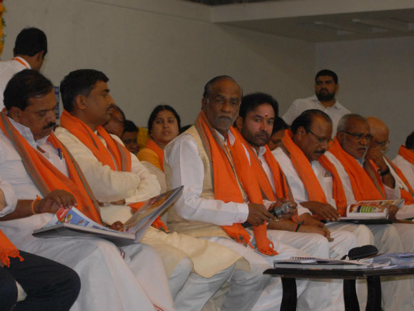 కేసీఆర్ది ఫ్యామిలీ ఫ్రంట్