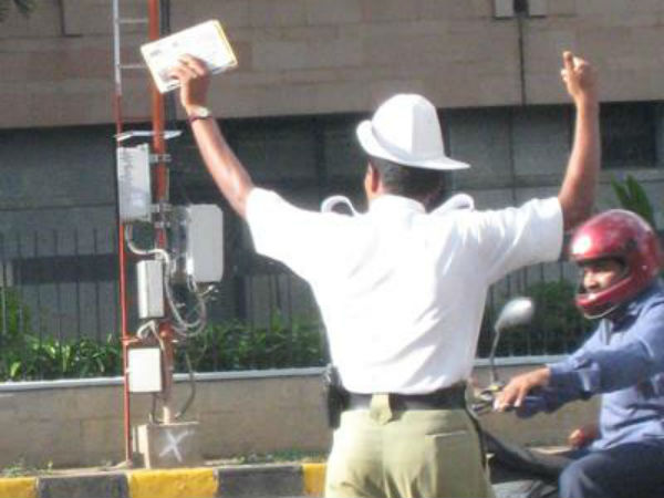 Bengaluru Cop Throws Shoe At Bikers For Not Wearing Helmets. Video Is Viral Bengaluru Cop Throws Shoe At Bikers For Not Wearing Helmets. Video Is Viral