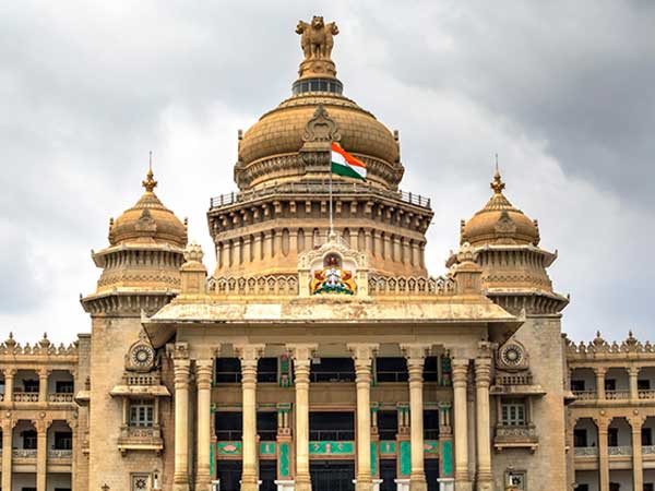 మెజారిటీ తగ్గిపోయింది