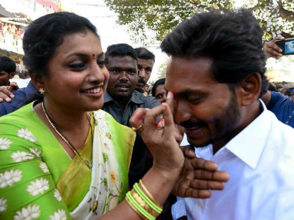 హృదయాలను గెలిచిన జగన్..