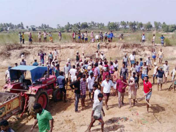 Clashes between two villages on sand quarries in the Vamsadhara river Clashes between two villages on sand quarries in the Vamsadhara river