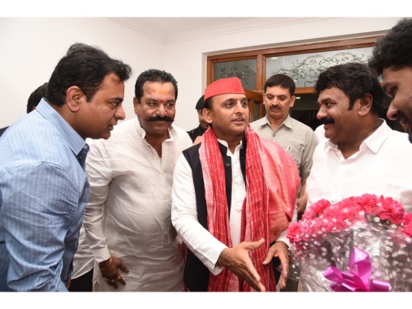 Akhilesh Yadav met Telangana Chief Minister and TRS chief KC Rao Akhilesh Yadav met Telangana Chief Minister and TRS chief KC Rao
