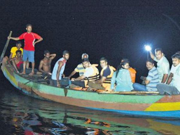 రెండు జిల్లాల మధ్యలో మునిగిన లాంచీ