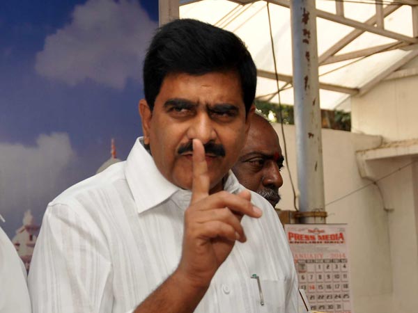 మోడీ వద్ద అతి తెలివితేటలు చూపండి