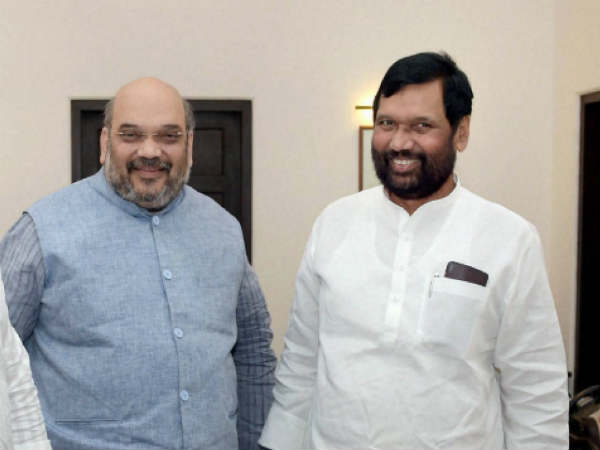 Paswan meets Amit Shah, seeks ordinance on SC, ST Act Paswan meets Amit Shah, seeks ordinance on SC, ST Act
