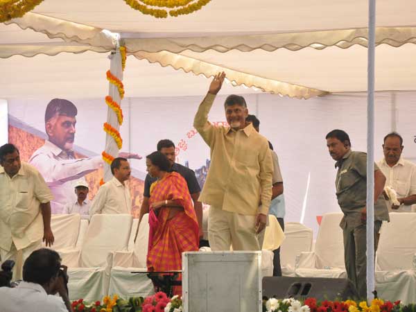 వేడుకలు సంతోషంగా ఎలా జరుపుకుంటాం
