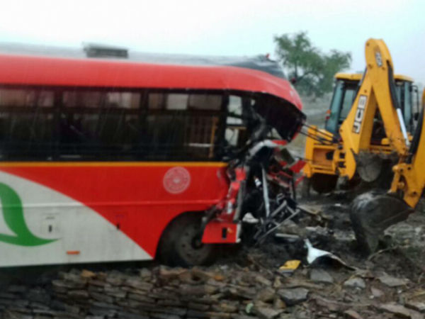 Two bus accident in jevargi in Karnataka three teachres including four died Two bus accident in jevargi in Karnataka three teachres including four died
