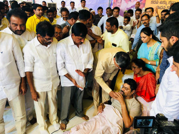 నిమ్మరసం ఇచ్చి సీఎం రమేష్ దీక్ష విరమింపజేశారు