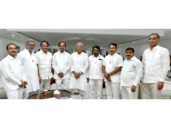 కాంగ్రెస్, బీజేపీ, టీడీపీ నేతల చేరిక