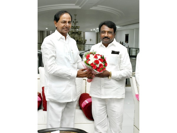 కేసీఆర్ను కలిసిన నాయకులు