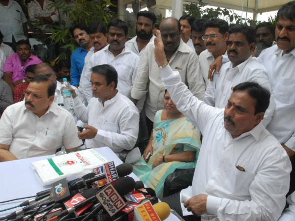 కాంగ్రెస్లో పీతల్లా వాళ్లు.. ఎదగడనీయడం లేదు