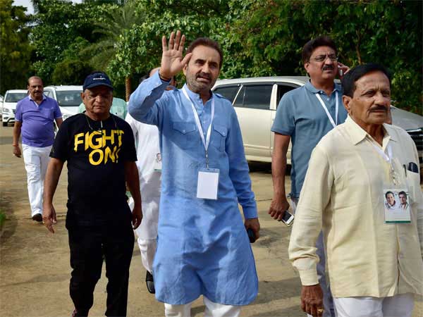 Congress once again plays the resort politics Congress once again plays the resort politics
