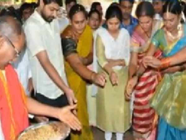 Hijras redy to construct temple to CM Chandrababu Hijras redy to construct temple to CM Chandrababu