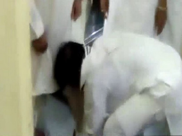 MLA ties shoe lace to Kamalnath,trolled MLA ties shoe lace to Kamalnath,trolled