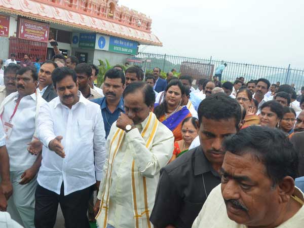 స్వాగతం పలికిన దేవినేని