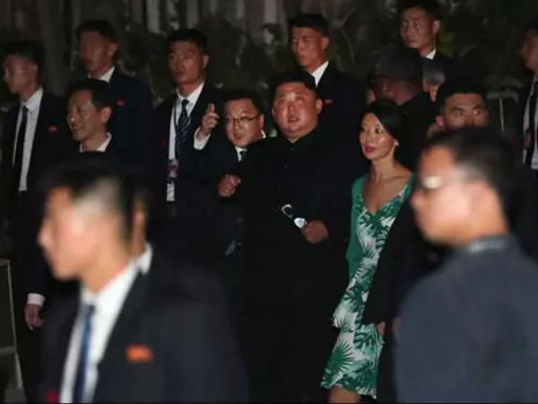 Kim Jong Un, Sightseeing Dictator, Takes Selfies in Singapore Kim Jong Un, Sightseeing Dictator, Takes Selfies in Singapore