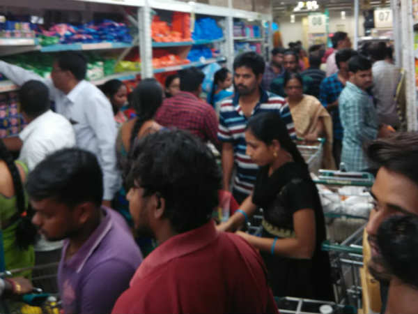 పెరిగిపోయిన మాల్స్ కల్చర్.. ఉత్సాహం చూపిస్తున్న వినియోగదారులు..