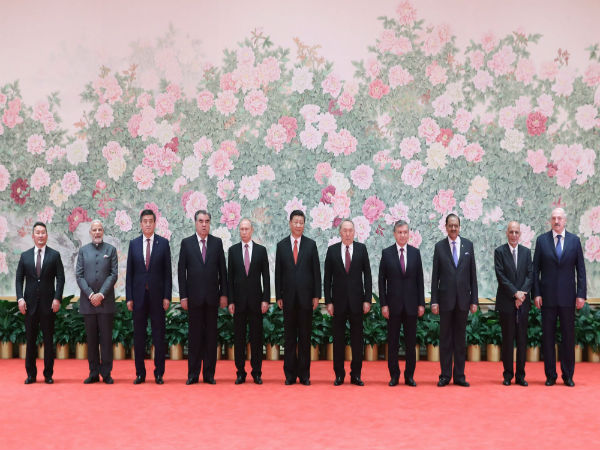 PM Modi Holds Brief Chat With Pakistan President, Floats SECURE Concept at 18th SCO Summit PM Modi Holds Brief Chat With Pakistan President, Floats SECURE Concept at 18th SCO Summit