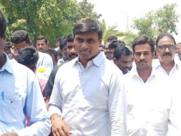 మా ఎంపీలు టీడీపీలో చేరితే డిస్క్వాలిఫై కాకుండా బీజేపీతో కుమ్మక్కు
