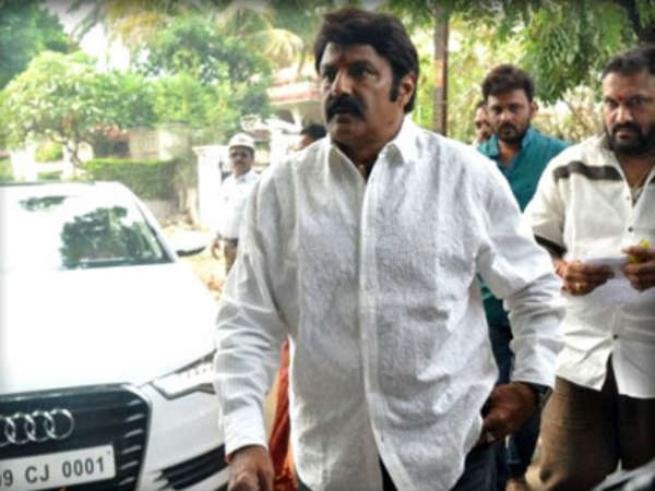 పోలీసులతో గెంటించారు