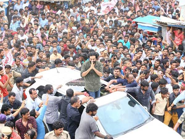 పవన్ మాట్లాడుతుండగా విద్యుత్ కట్ చేశారు