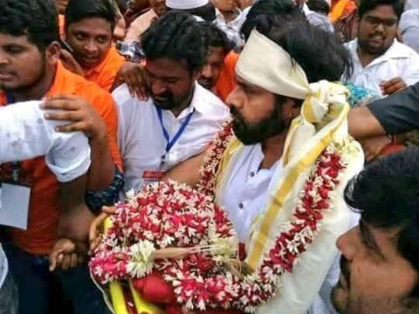 లోపల ఇద్దరూ పలకరించుకున్నారు