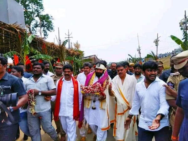 పలకరించుకున్నారని వారు చెప్పారు