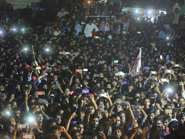 టీడీపీ పెద్దలు దోచుకుంటున్నారు