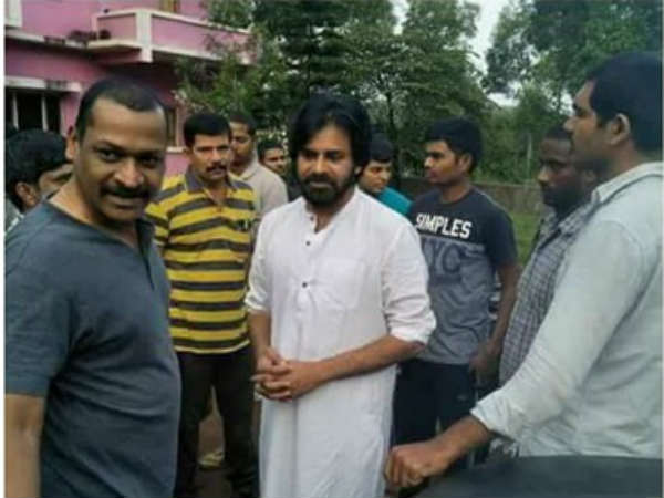 పవన్ కు...అభిమానుల తాకిడి