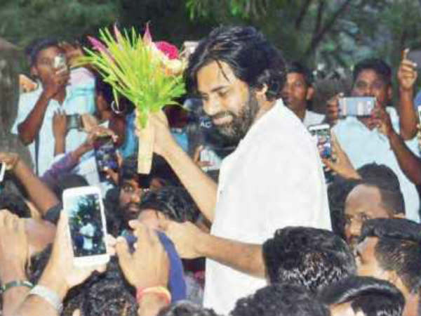 హాస్టల్ విద్యార్థినులతో...ముఖాముఖి