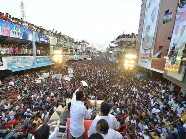 మోడీ ముందు వంగి వంగి..