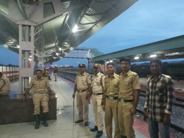 Oil containers leakage in goods rail at Yedeyur station in Karnataka Oil containers leakage in goods rail at Yedeyur station in Karnataka