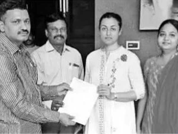Rythu Bandhu cheques returned by Mahesh babu and producer Ravi Shankar Rythu Bandhu cheques returned by Mahesh babu and producer Ravi Shankar