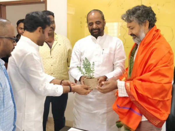 Union Minister meets film maker Rajamouli, briefs him about Modi govts achievements Union Minister meets film maker Rajamouli, briefs him about Modi govts achievements