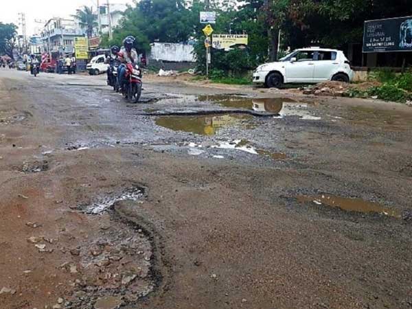 రోడ్ల పరిస్థితి ఇంకా అస్తవ్యస్తం..