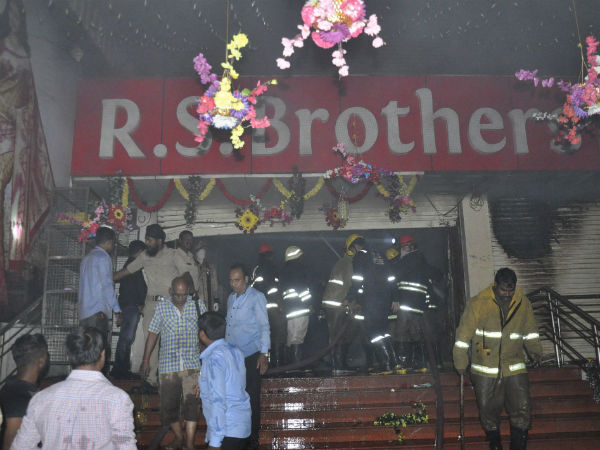 మూడంతస్తులకు అంటుకున్న మంటలు