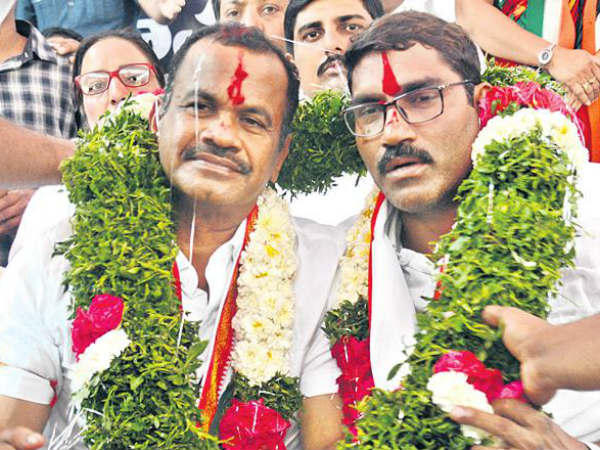 Relief for Congress leaders Komatireddy Venkat Reddy, Sampath Kumar in High Court Relief for Congress leaders Komatireddy Venkat Reddy, Sampath Kumar in High Court