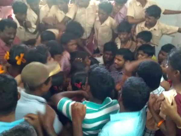 Watch:Students Stop their teacher who was on transfer in Tamilnadu Watch:Students Stop their teacher who was on transfer in Tamilnadu