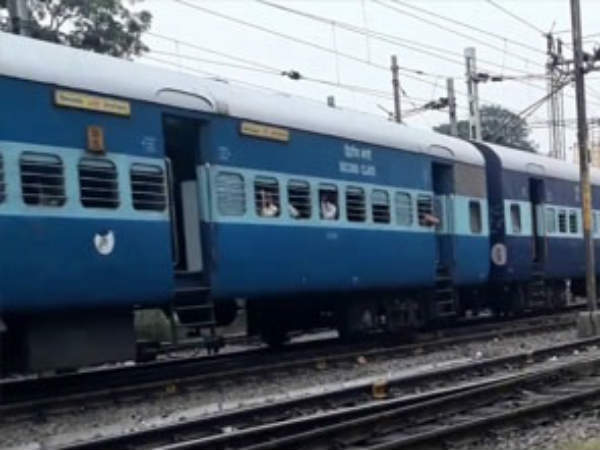 వెంకటాద్రి ఎక్స్ప్రెస్ లో...దోపిడీ