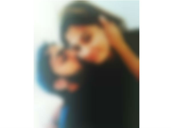 వీడియోలు తీసి బెదిరించాడు