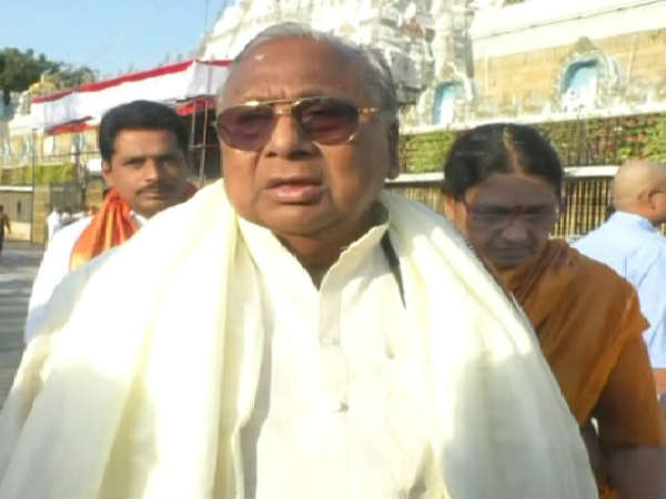 Special status is AP peoples right: Telangana Congress leader V.Hanumantha Rao Special status is AP peoples right: Telangana Congress leader V.Hanumantha Rao