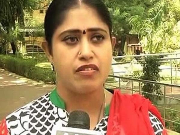 బహిష్కరణ వేటు, మార్షల్స్తో బలవంతంగా బయటకు
