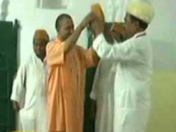 In 2011 Modi In 2018 Yogi:Both refuses to wear cap offered by Muslims In 2011 Modi In 2018 Yogi:Both refuses to wear cap offered by Muslims