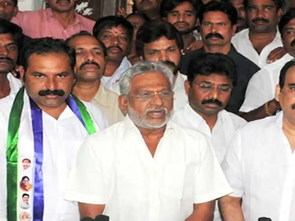ఆమోదం పొందిన తర్వాత మీడియా ముందకు వస్తే బాగుండేదని అంతర్గత చర్చ..