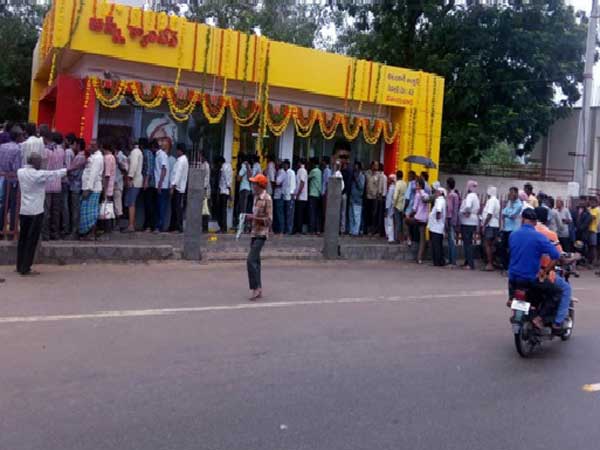 Food shortage at Vijayawada Anna canteen Food shortage at Vijayawada Anna canteen