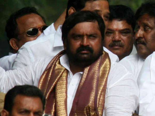 అజరుద్దీన్కు వ్యతిరేక నినాదాలు